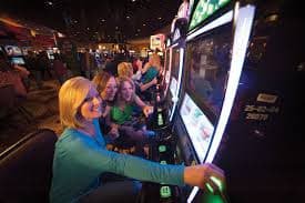 Meja baccarat live casino lucky77 dengan dealer nyata untuk pemain Indonesia